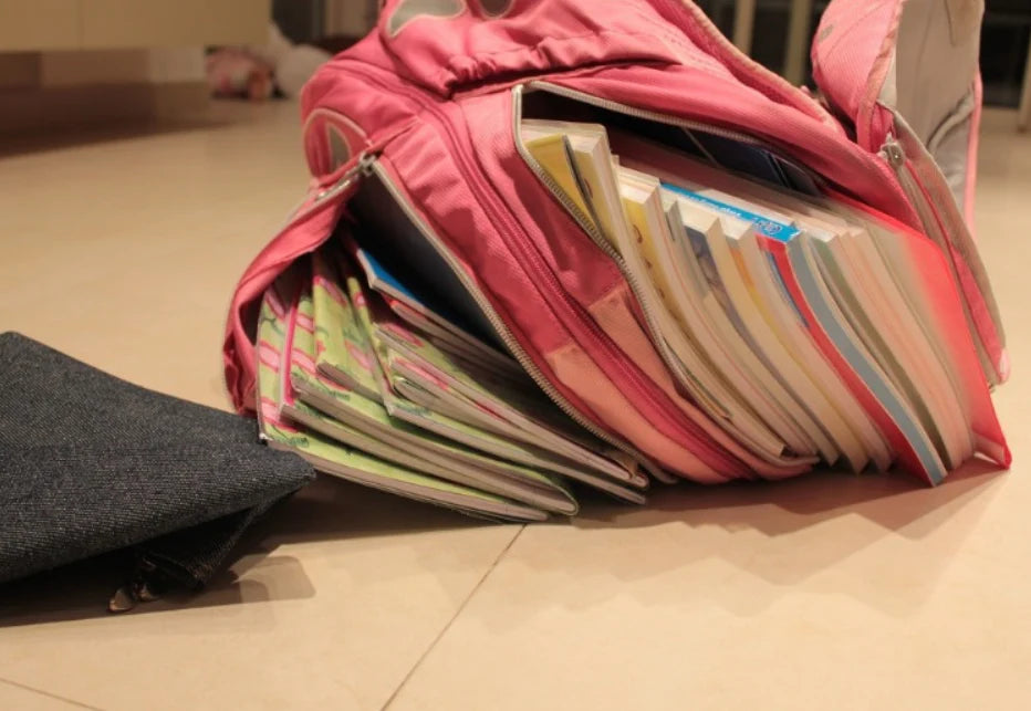 ¿Y si el problema no está en la mochila? Escuelas vigiladas, infancias bajo sospecha.